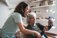 Con il servizio Nipote in affitto di Senex, i nonni imparano dai giovani a usare computer e smartphone