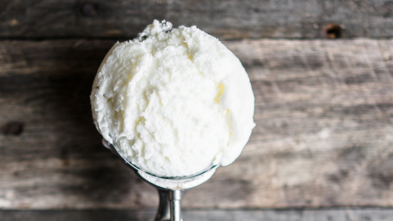 Chi non vuole grassi diversi da quelli del latte (olio di palma, cocco e grassi idrogenati) deve indirizzarsi verso il "gelato al latte" o il "gelato alla crema" che non possono contenerli. ©Ingimage