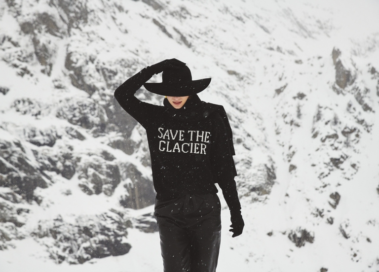 Un'immagine della campagna Save the Glacier di Alberta Ferretti © Aeffe