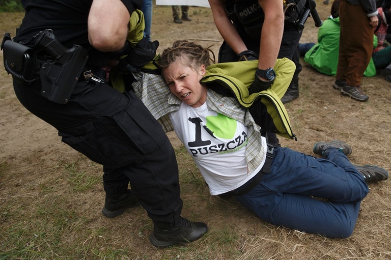 La polizia contro gli attivisti che si oppongono alla deforestazione