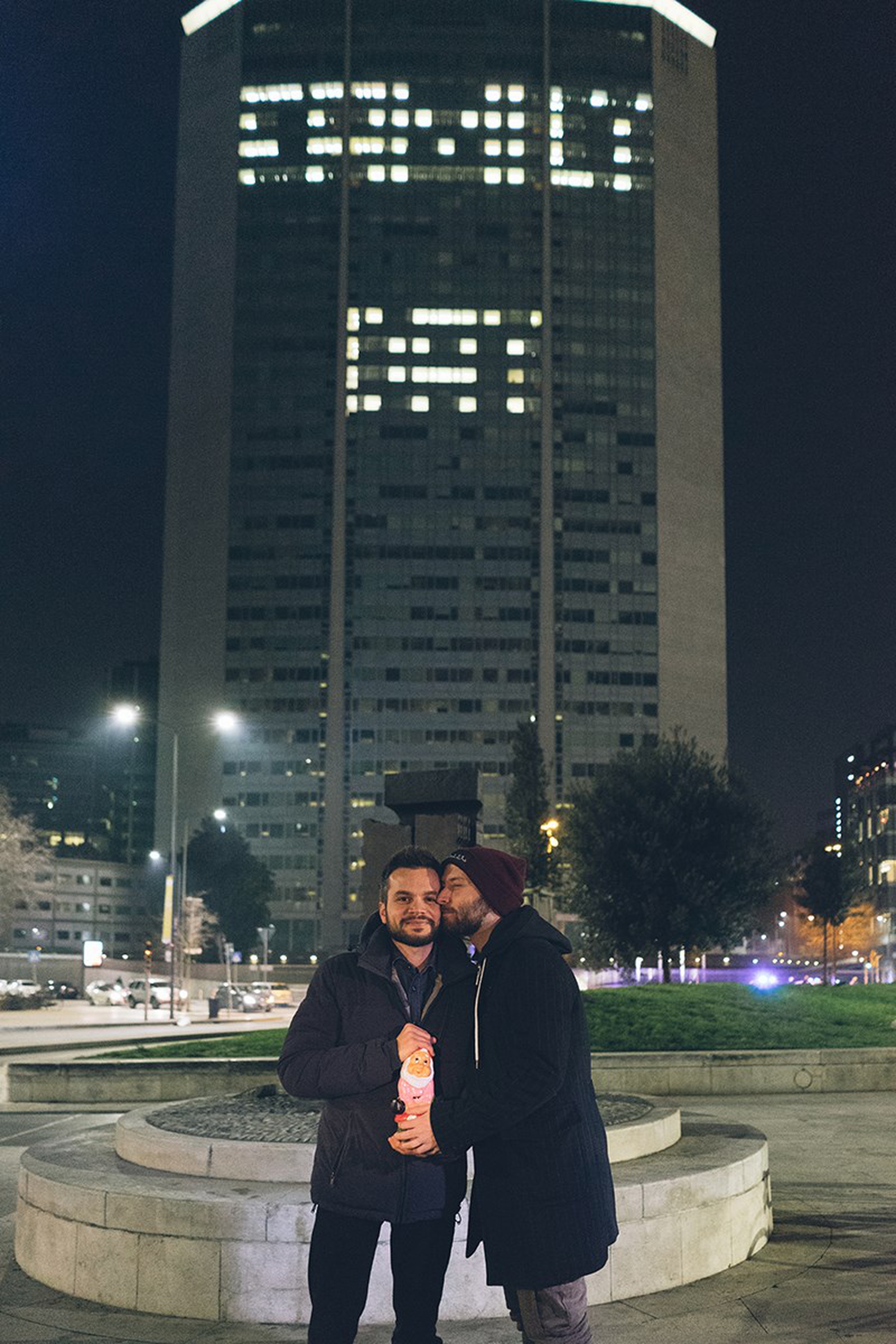 La storia del Pirellone, della scritta Family day e delle foto di Just families