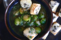 La ricetta della zuppa di cavolini con crostini al formaggio ed erbe
