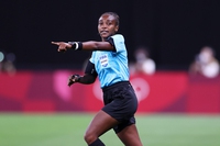 Calcio e parità di genere: chi è Salima Mukansanga, la prima arbitra della Coppa d’Africa