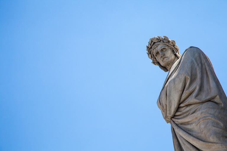 Statua di Dante davanti alla chiesa di santa croce, a Firenze