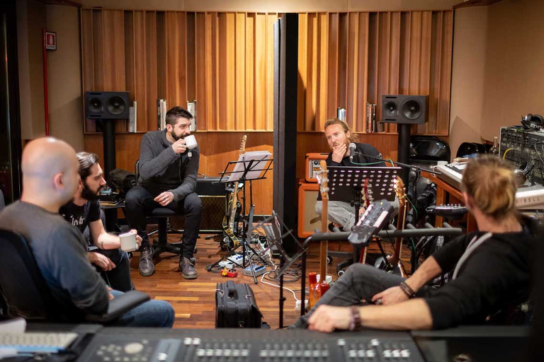 Tiziano Tamisari in studio di registrazione con i musicisti che hanno preso parte a L'Esercito Buono. Da sinistra: Fabio Paciucci, Riccardo Marino, Alessandro Marcantoni, Tiziano Tamisari, Edoardo Scroccaro ® Alessandro Alfini