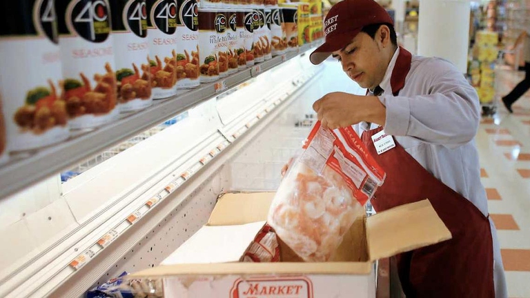 La filiera che li porta congelati al nostro negozio di alimentari a prezzi economici ha devastanti conseguenze ecologiche.