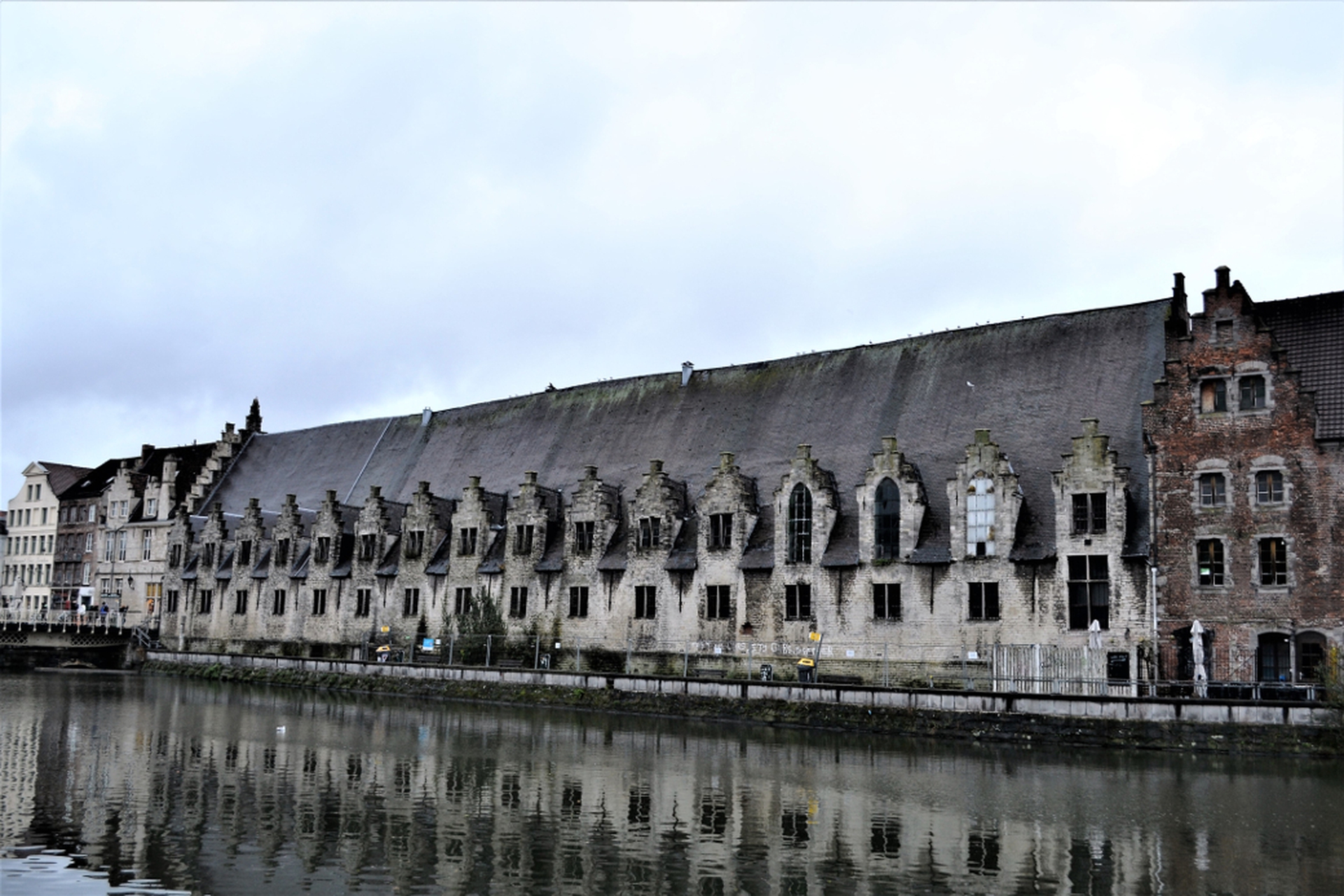 Il mattatoio di Gand che si affaccia sul canale