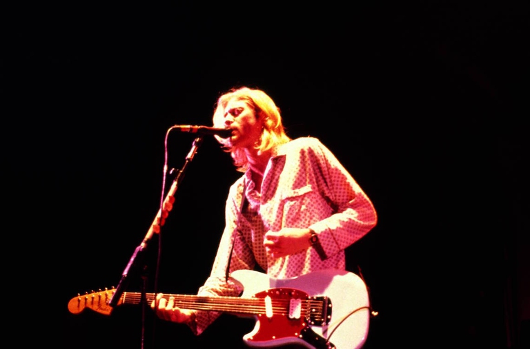 Kurt Cobain sul palco del Roseland Ballroom, mentre suona la Fender Mustang.