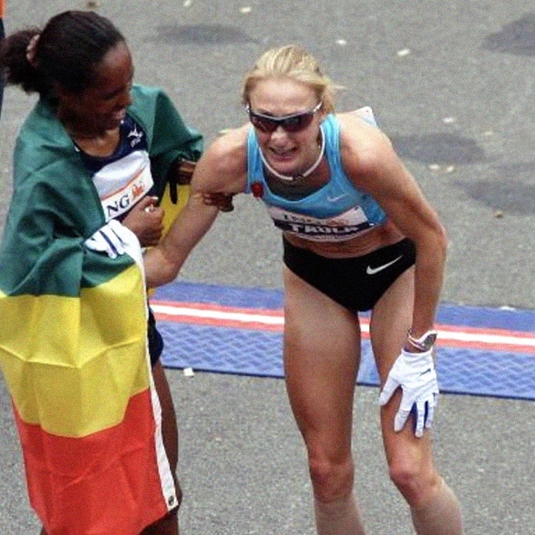 Chi conosce Derartu Tulu sa che è stata una grandissima atleta nel mezzofondo e nel fondo, oltre a essere stata la prima africana nera a vincere un oro alle olimpiadi. Etiope, nata nel 1972, è stata protagonista di molti successi in carriera, l’ultimo dei quali è stato forse il più emozionante.