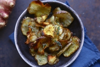 Chips di topinambur al forno con erbe e spezie