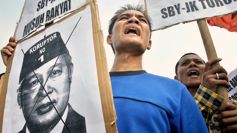 Proteste a Jakarta per chiedere le dimissioni di Suharto - foto di JEWEL SAMAD/AFP/Getty Images