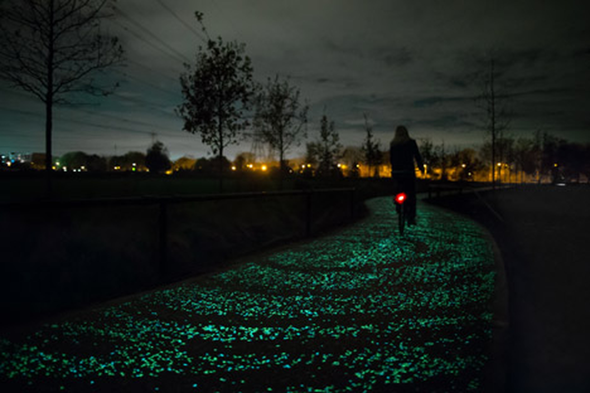 Piste ciclabili bioluminescenti che si illuminano al buio