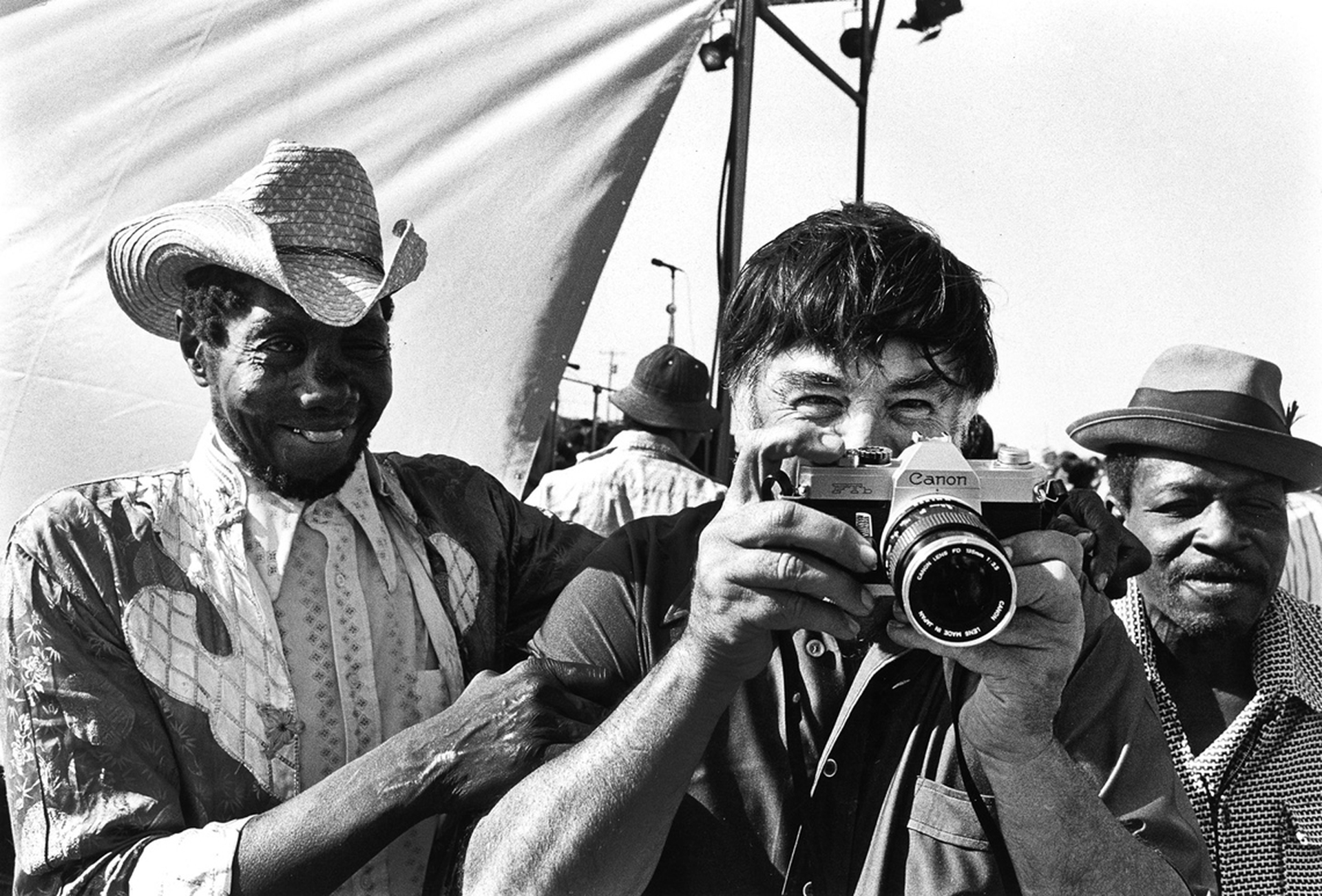 Alan Lomax al Delta Blues festival nel Mississippi nel 1979 ritratto da Bill Ferris