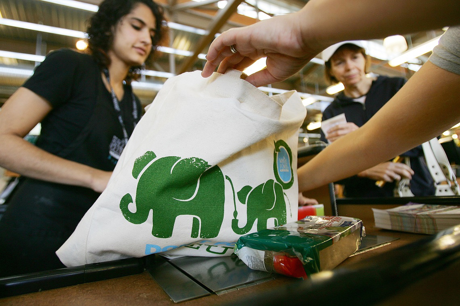Whole foods bans plastic bags in all of its stores