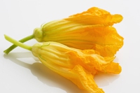 Risotto fiori di zucchina e zafferano con basilico, ecco la ricetta