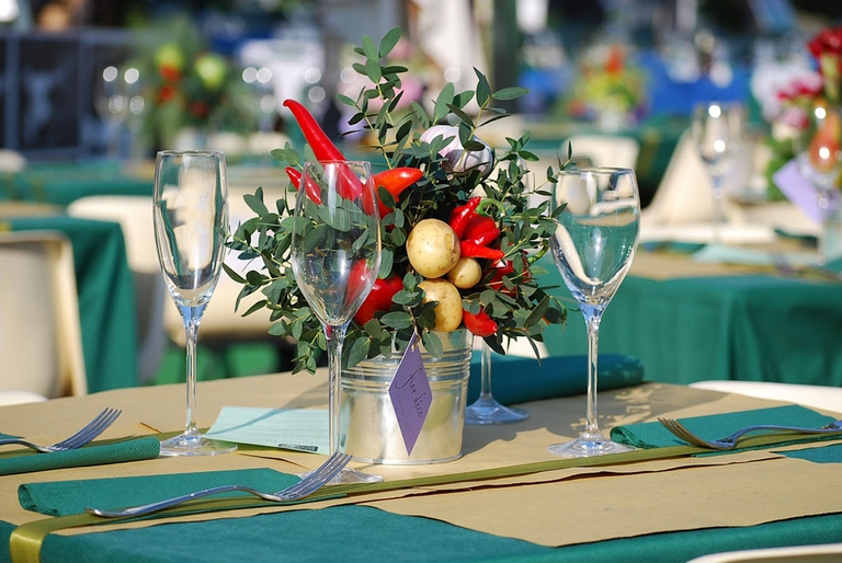 tavolo apparecchiato all'aperto