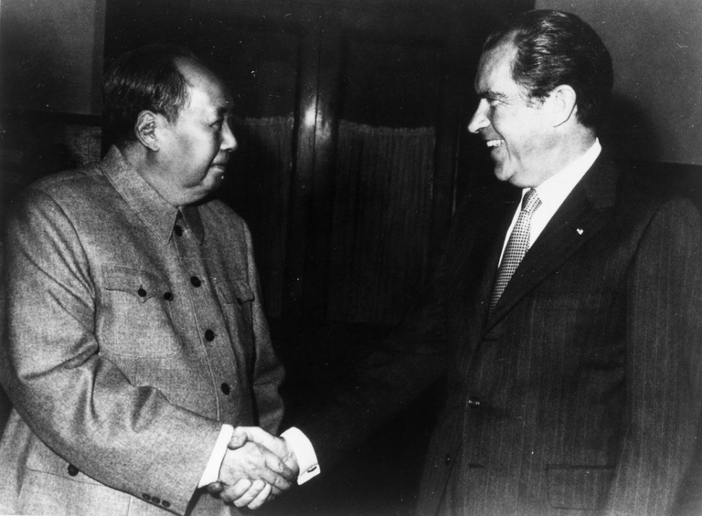 Un incontro negli anni Settanta tra l'allora presidente cinese Mao Zedong e il suo omologo americano Richard Nixon