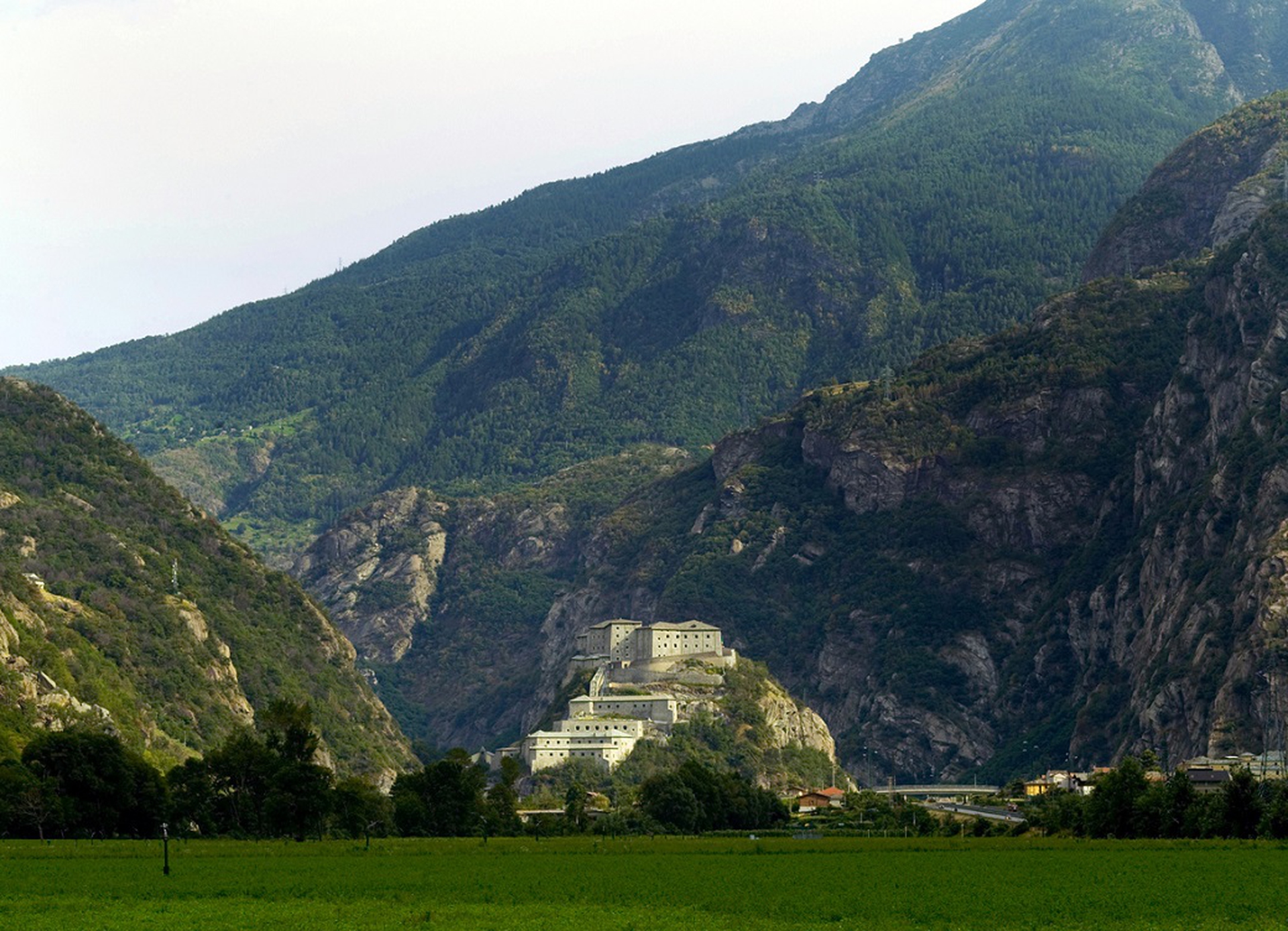 Il Forte si trova sulla sinistra della Dora Baltea, sulla cima di un promontorio roccioso