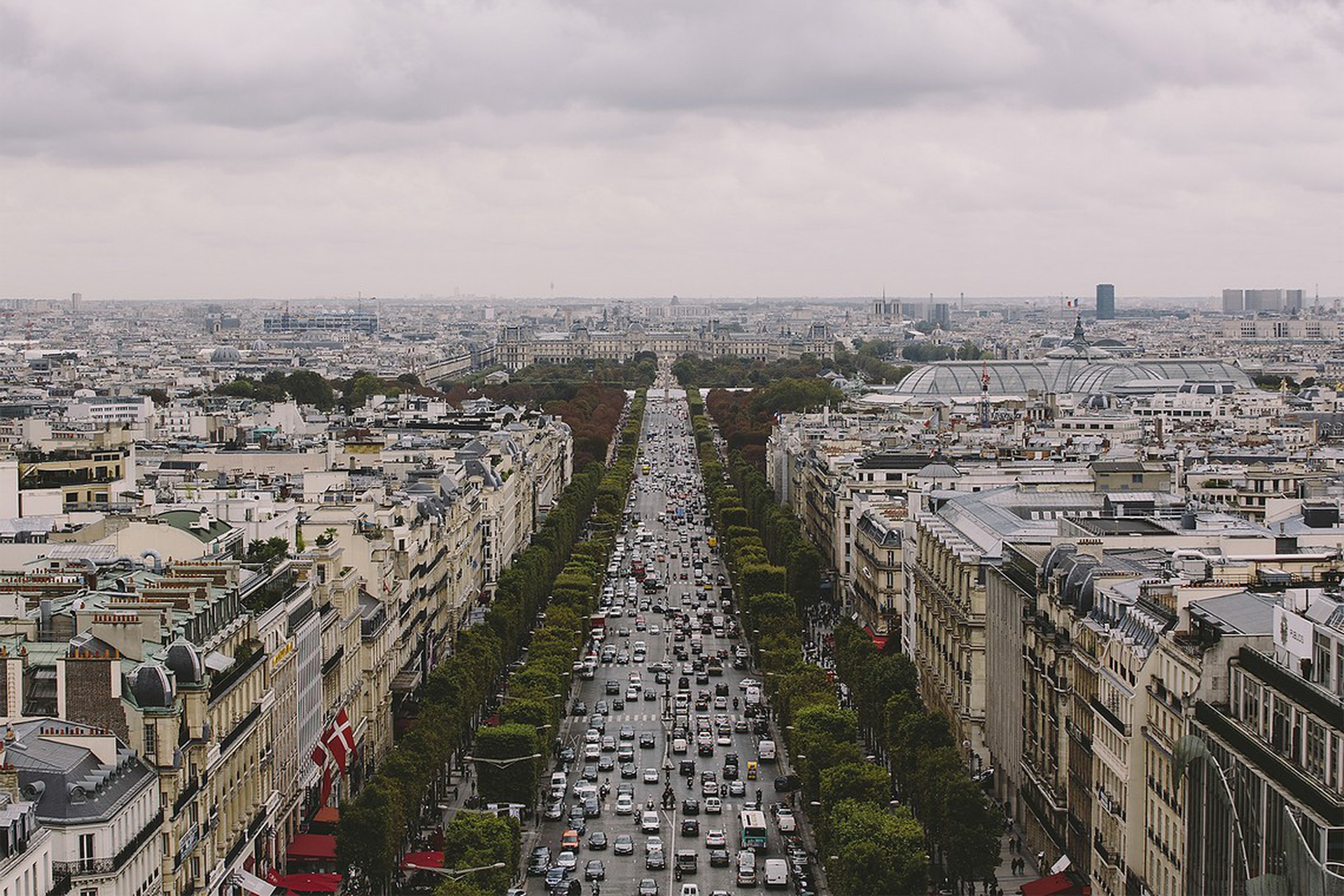 Parigi, le vignette adesive “ghigliottinano” i Diesel più inquinanti
