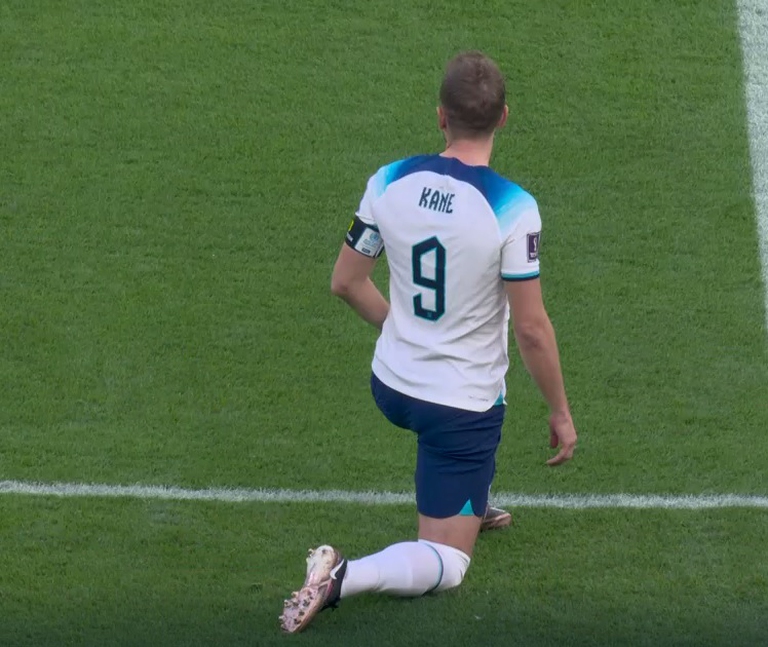 Il capitano dell'Inghilterra Harry Kane, con la fascia ufficiale Fifa, inginocchiato all'inizio del match con l'Iran 