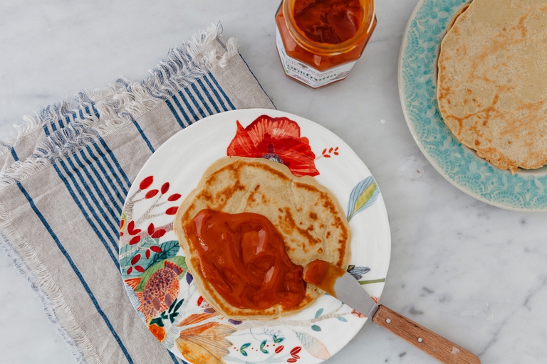 crepes con farina di avena e marmellata di rosa canina