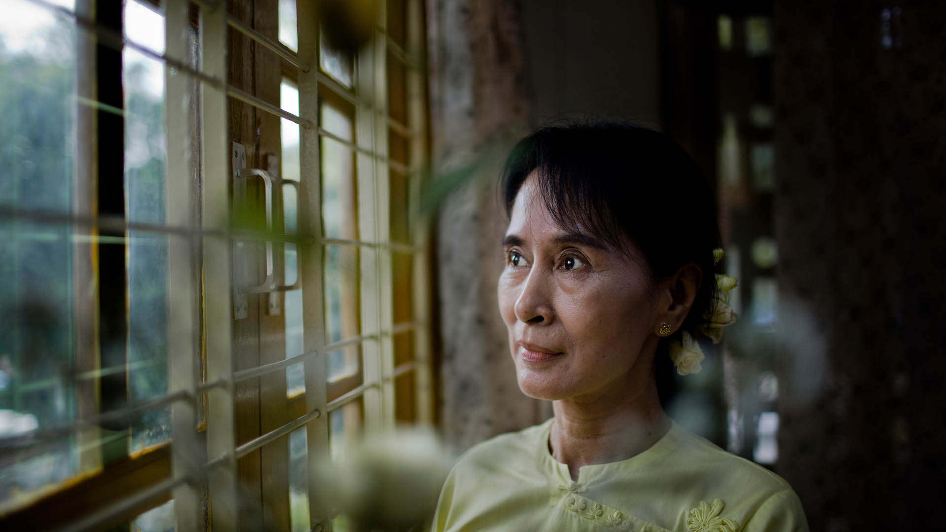 Chi è Aung San Suu Kyi, storia e biografia critica di un Nobel per la ...