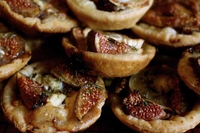 Tartellette ai fichi, formaggio e cipolle rosse