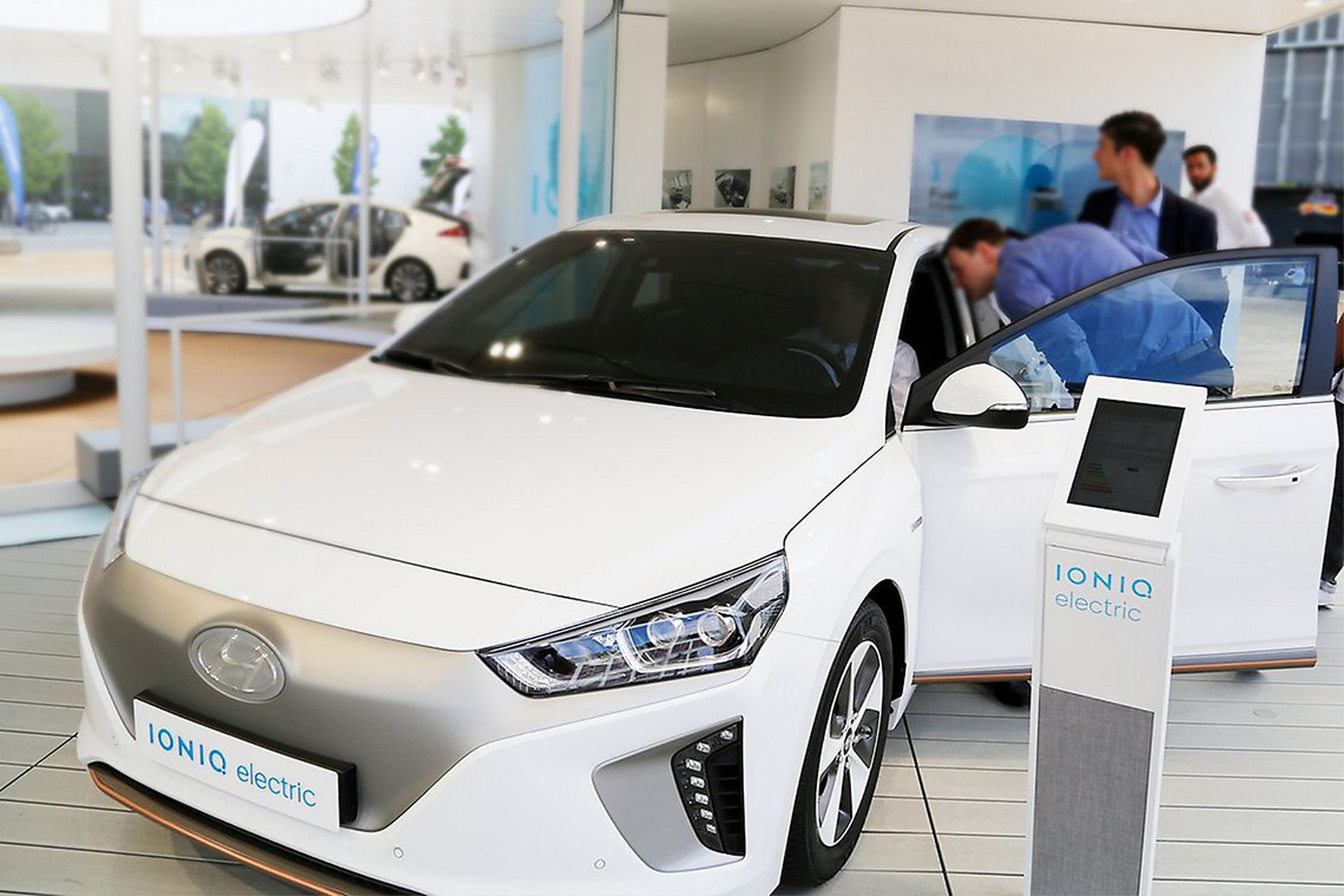 Al via i test drive della nuova Hyundai Ioniq in versione ibrida ed elettrica