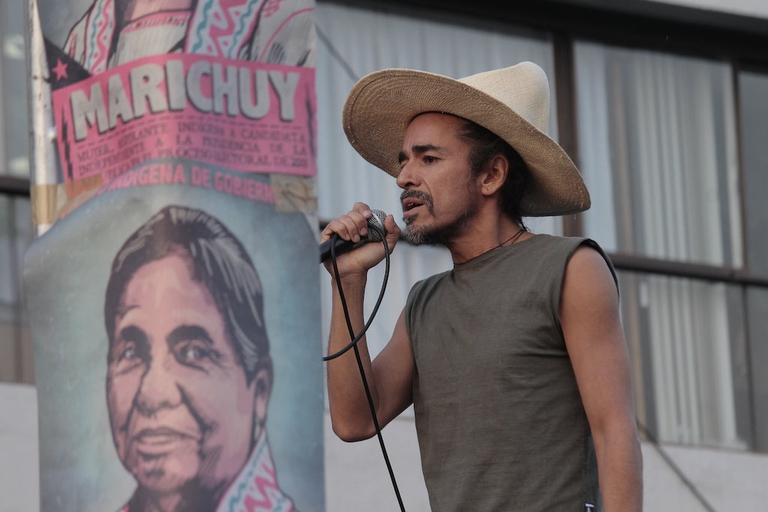 Ruben Albarran, frontman del gruppo Caffè Tacuba, durante un raduno a favore di Marichuy tenuto all'università UNAB a Città del Messico © Adrian Martinez/Wikicommons