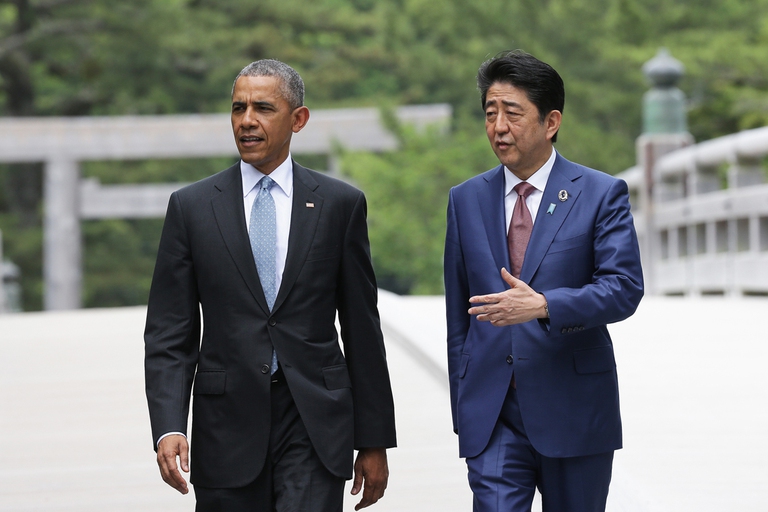 Shinzo Abe e Barack Obama passeggiano 