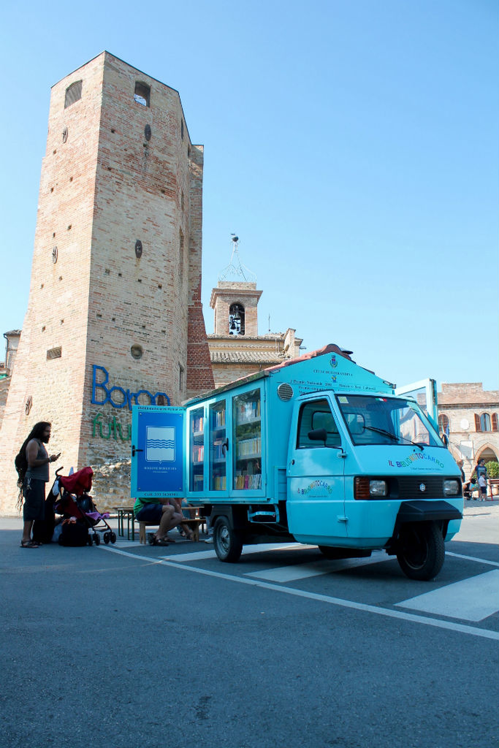 Il maestro che gira in apecar per portare i libri ai bambini