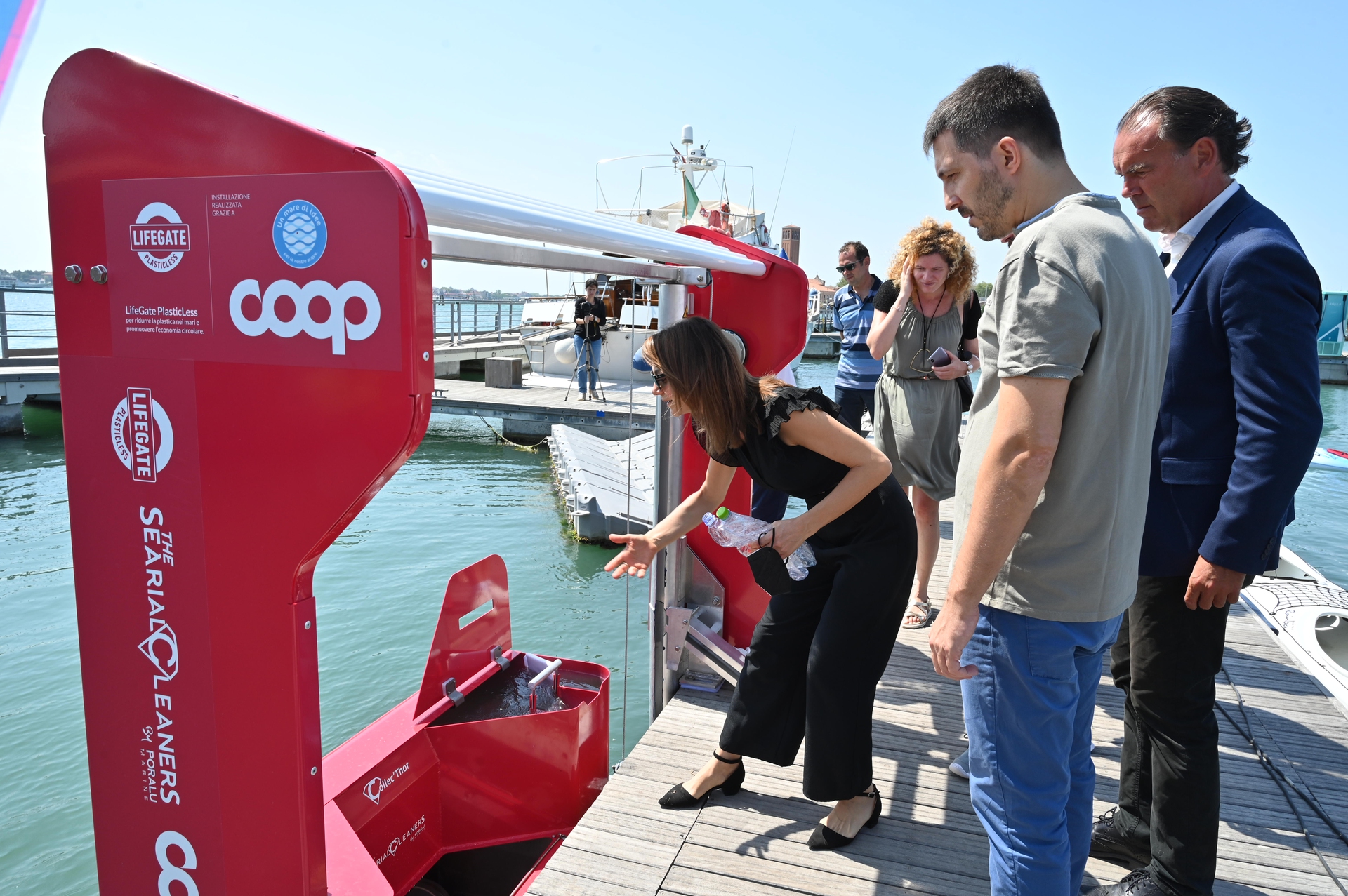 Venezia, 26/07/22 - coop alleanza 3.0 - isola della Certosa - installazione del trash collec'thor per ripulire il mare - Daniel Tiozzo, Barbara Ferro, Lajal Andreoletti, Alessandro Scarpa Marta