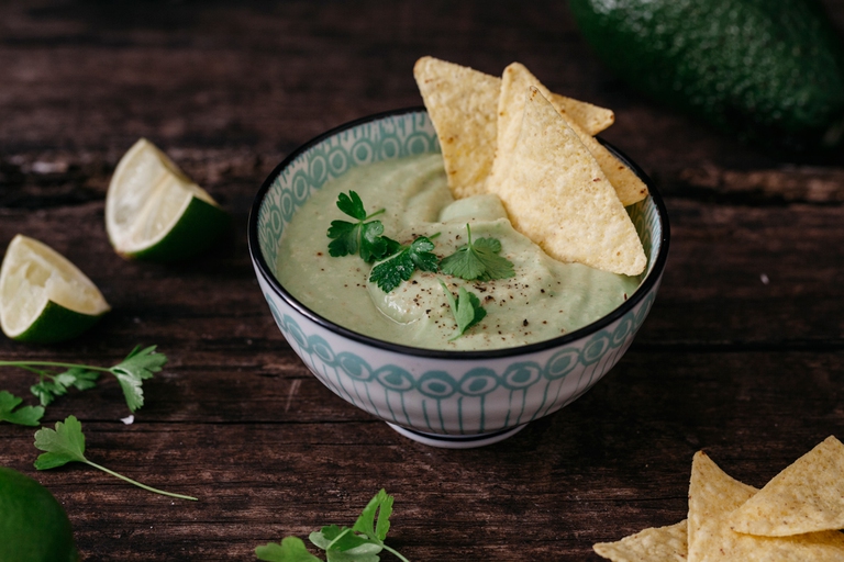 crema fredda di avocado con tortillas