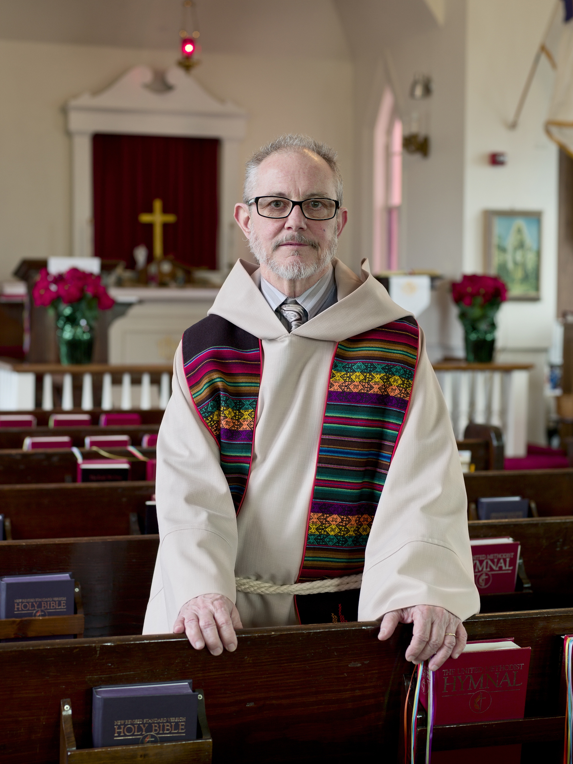 David è un sacerdote americano di 63 anni. Dopo l'ordinazione ha vissuto con il terrore che qualcuno potesse scoprire il suo percorso di transizione. Ora ha deciso di parlarne © To survive on this shore /Jess Dugan
