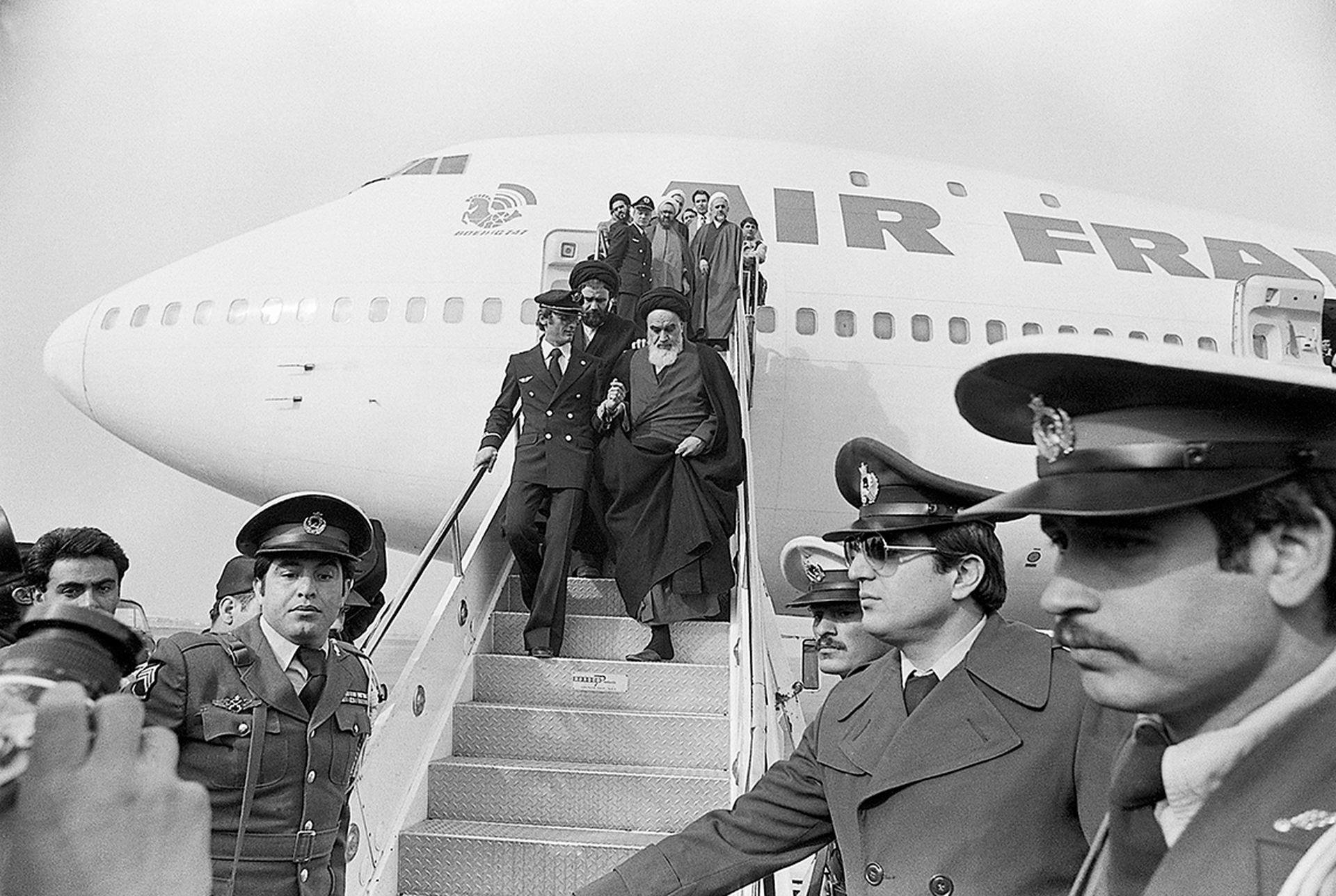 L’ayatollah Khomeini scende dall’aereo