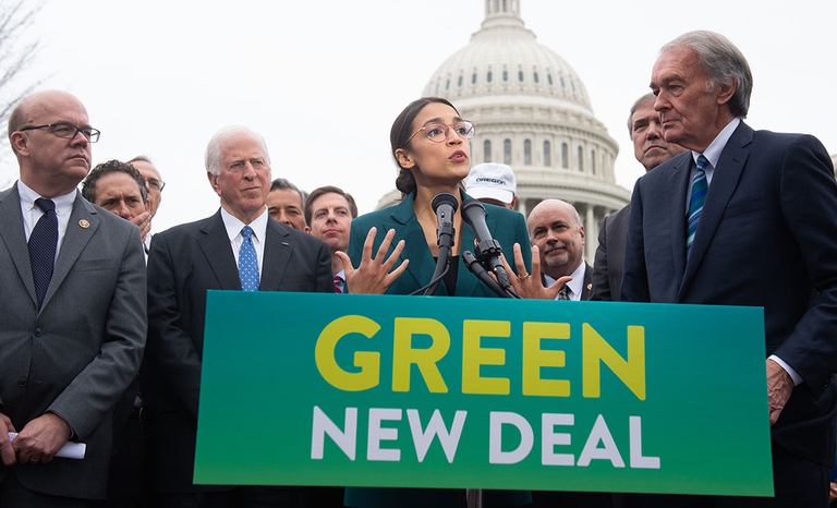 Alexandria Ocasio-Cortez e il senatore Ed Markey presentano a Washington il Green new deal © Alex Wong/Getty Images