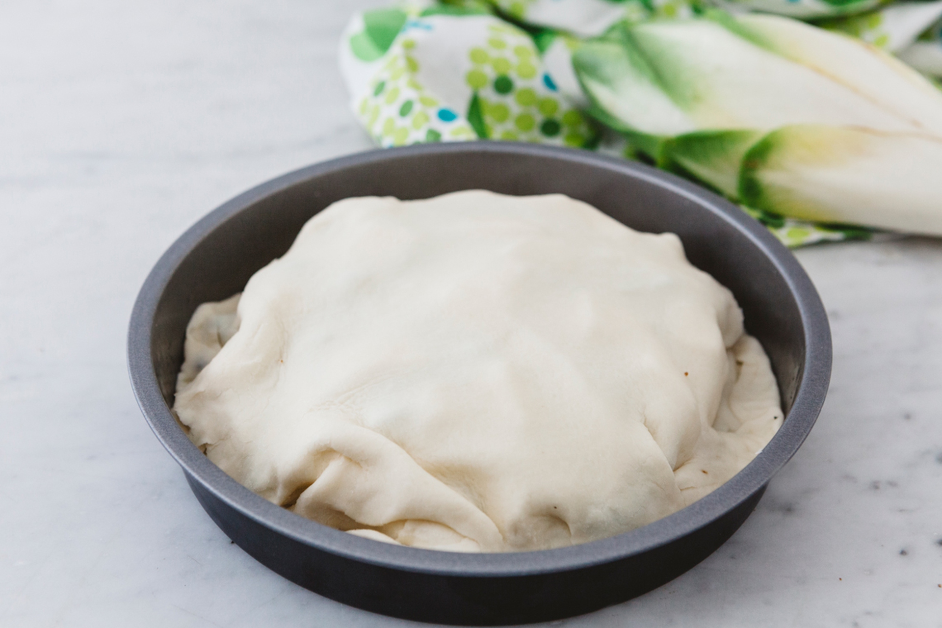 Tarte tatin con insalata belga, taleggio e mirtilli