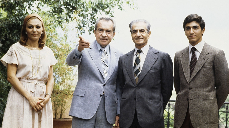 13 luglio 1979. Richard Nixon incontra Reza Pahlavi, sua moglie Farah Diba e il figlio, l'erede al trono Reza Ciro Pahlavi, allora diciannovenne, in un country club di Cuernavaca. © Michael Norcia/Sygma/Corbis