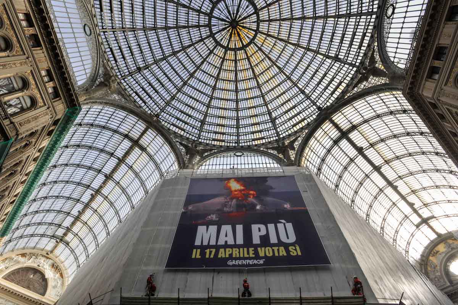 Greenpeace in azione a Napoli