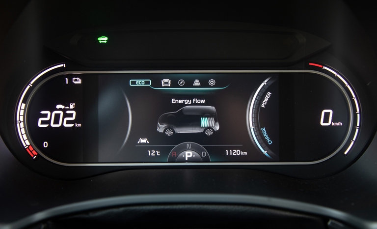 Su e-Soul l'ampio schermo di fronte al pilota permette di monitorare lo stato di carica della batteria e lo stile di guida. Inoltre, l'app UVO, compatibile su smartphone Android e Apple, offre agli utenti la possibilità di accedere a dati diagnostici sulla propria auto e sui viaggi, oltre alla possibilità di attivare una gamma di funzioni da remoto come la ricarica. ©Kia