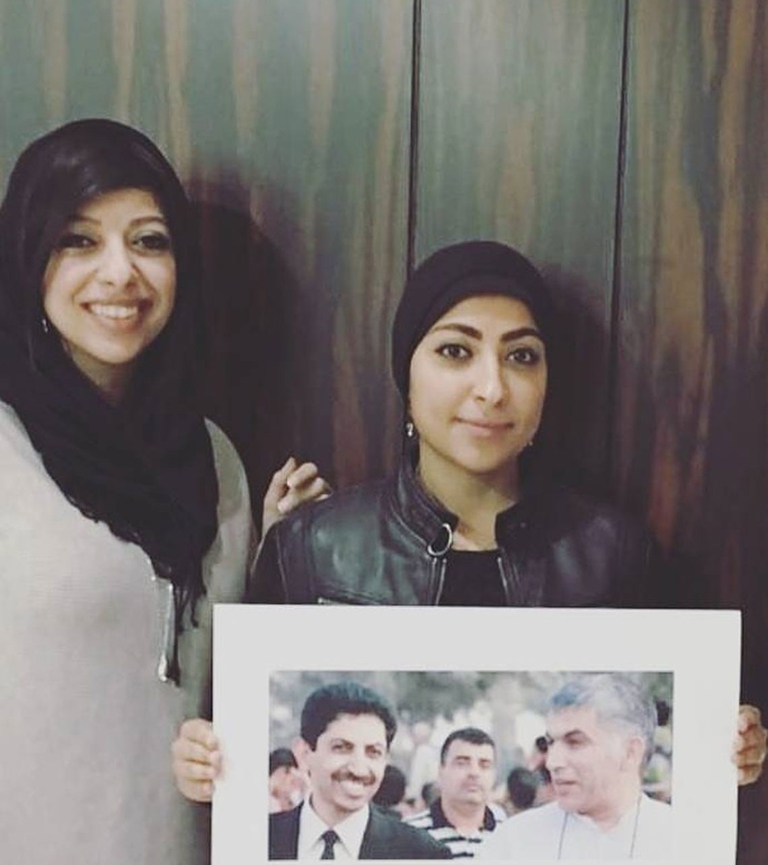 Maryam al-Khawaja e sua sorella con una foto del padre