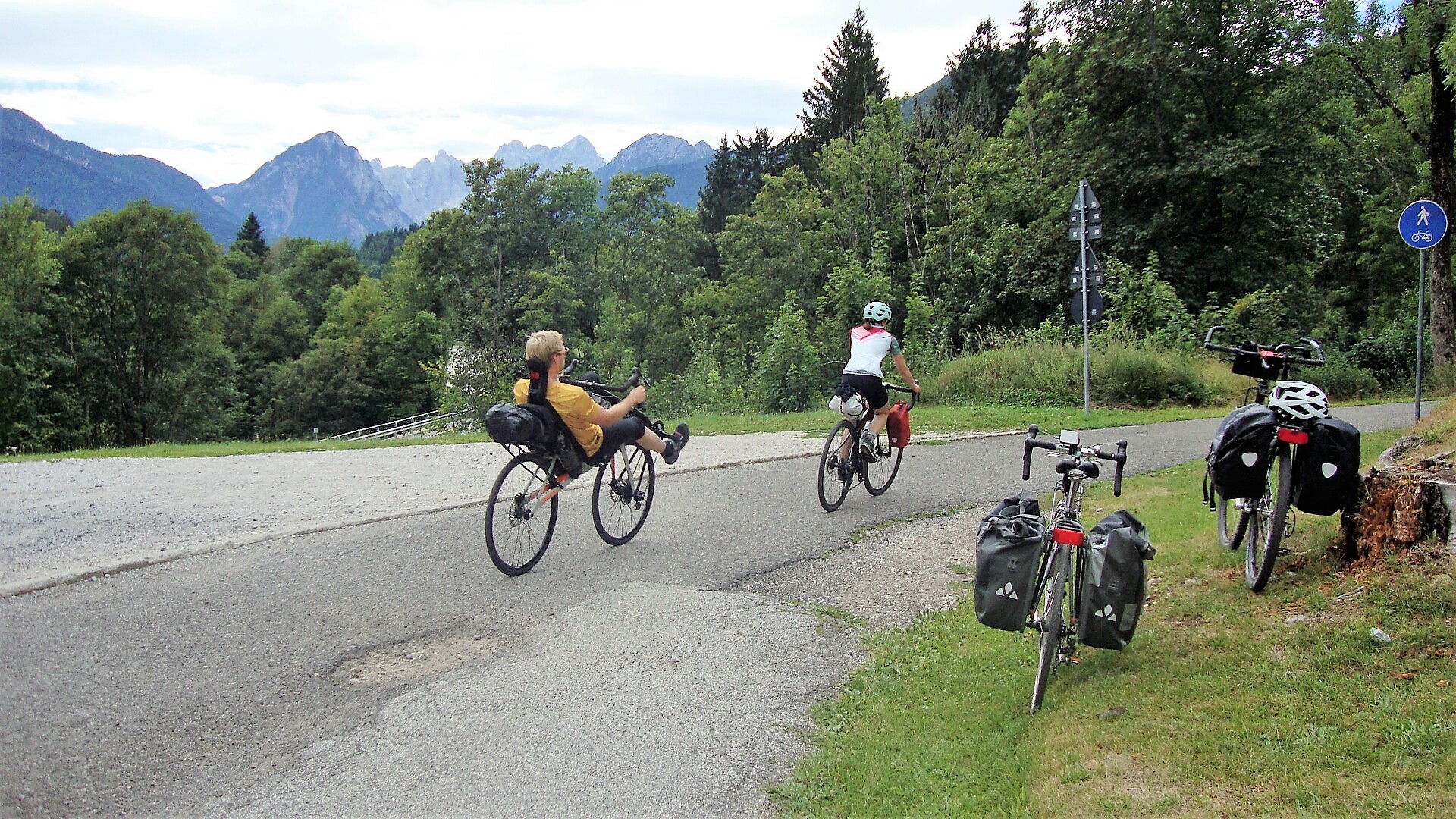 Cicloturisti lungo il primo tratto italiano dell'Alpe Adria  © paola piacentini