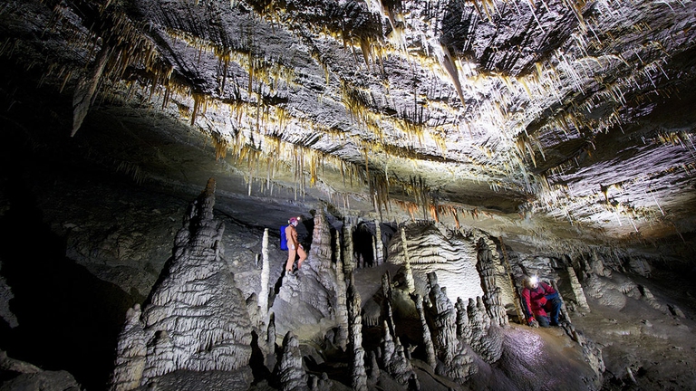 Gli abissi del Canin sono la meta perfetta per gli speleoturisti. © Parco Prealpi Giulie