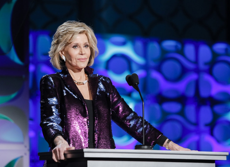 Jane Fonda su podio durante discorso