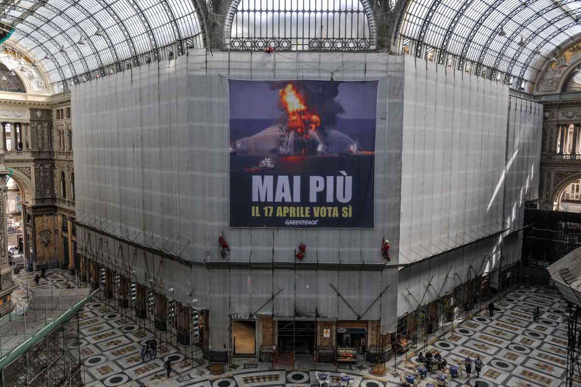 Greenpeace in azione a Napoli