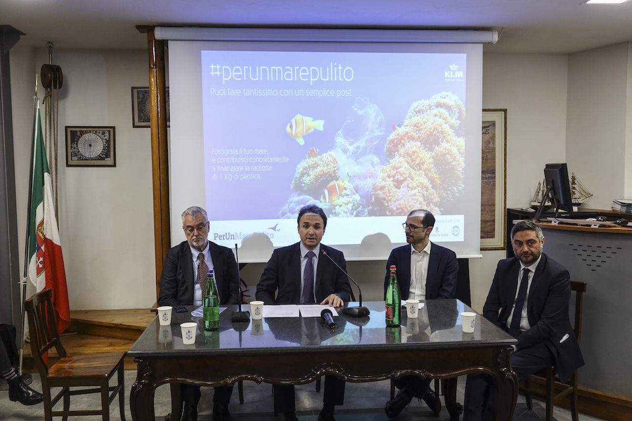 The LifeGate PlasticLess Seabin reaches Athens and Milan, thanks to KLM