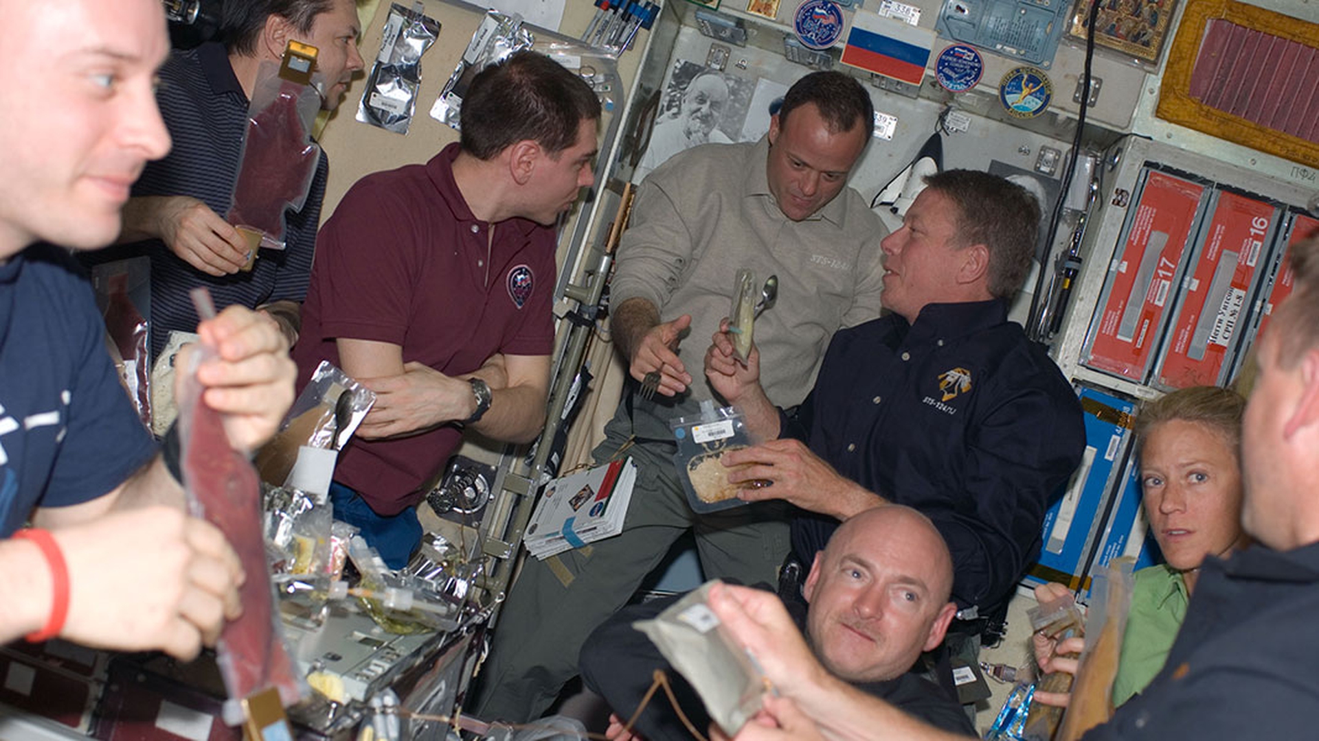 Cibo nello spazio. Dai cubetti dell'Apollo 13 ai legumi Slow Food di Samantha Cristoforetti