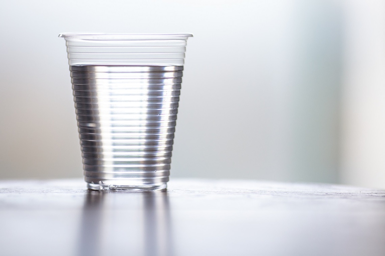 Bicchiere di plastica monouso contenente dell'acqua