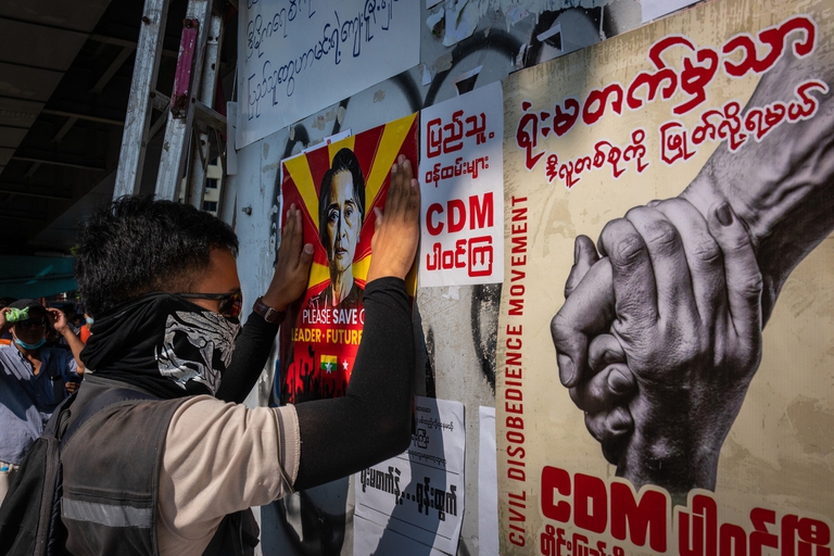 Myanmar, mezzi militari nelle città