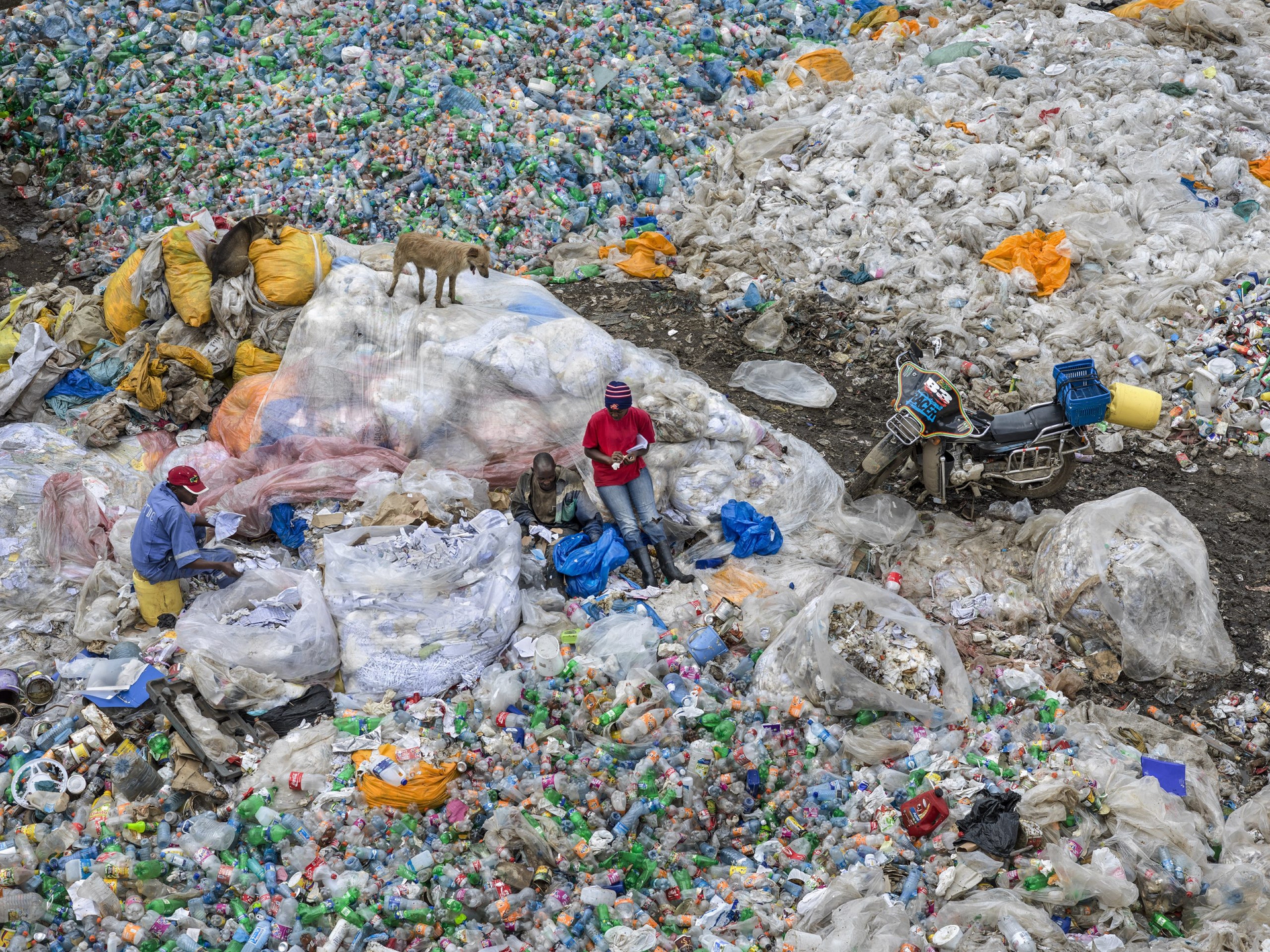 Plastic landfill in Dandora, Kenya